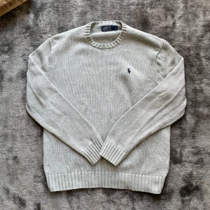 Ralph Lauren tröja - Säljer skitsnygg Ralph lauren tröja i storlek M. Den har noll defekter och är tjock stickad så perfekt för höst o vintertider. 