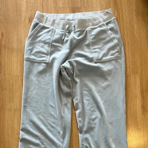 Ljusblåa juicy mjukisbyxor  - Ljusblåa juicy mjukisbyxor i strl L, använda men i bra skick!