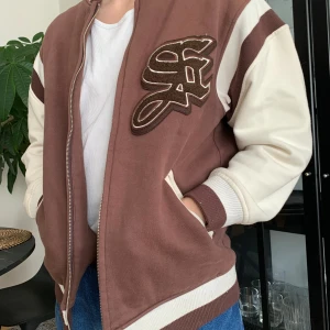 Number nine/invinciblemurda varsity jacka - Hejhej! Säljer nu min number nine/invinciblemurda jacka, väldigt mjuk och mysig nu till hösten, väldigt omtänksamt använd men saknar en liten bit av till dragkedjan men funkar fortfarande att stänga om man vill det, skriv om du är intresserad!:)