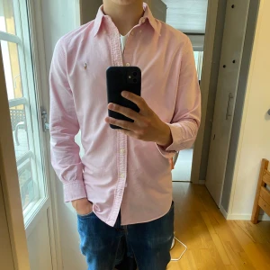 Ralph lauren skjorta rosa - Näst intill felfri rosa Ralph Lauren skjorta. Enda defekterna jag kan se är på insidan och därför syns de inte när den används. L i barnstorlek så den passa S perfekt. Är 175 cm. Oxford material
