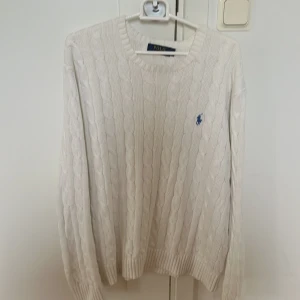Kabelstickad ralphlauren tröja - Schysst kabelstickad tröja från Ralph lauren skick 7/10