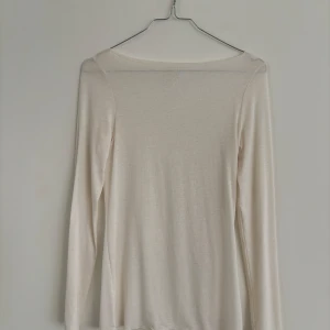 Intimissimi tröja i beige ( storlek S )  - Jag säljer min beiga intimissimi tröja som aldrig används. Fick den för en månad sen men gilla inte färgen. Den är storleken S. Pris kan diskuteras 