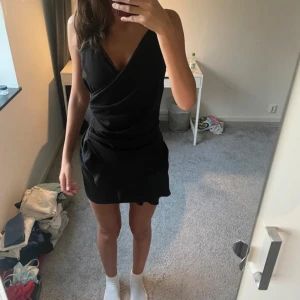 Mini klänning  - Superfin svart miniklänning, perfekt till finare tillfällen och utgångar