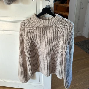 Stickad tröja - Stickad tröja från H&M, endast testad aldrig använd