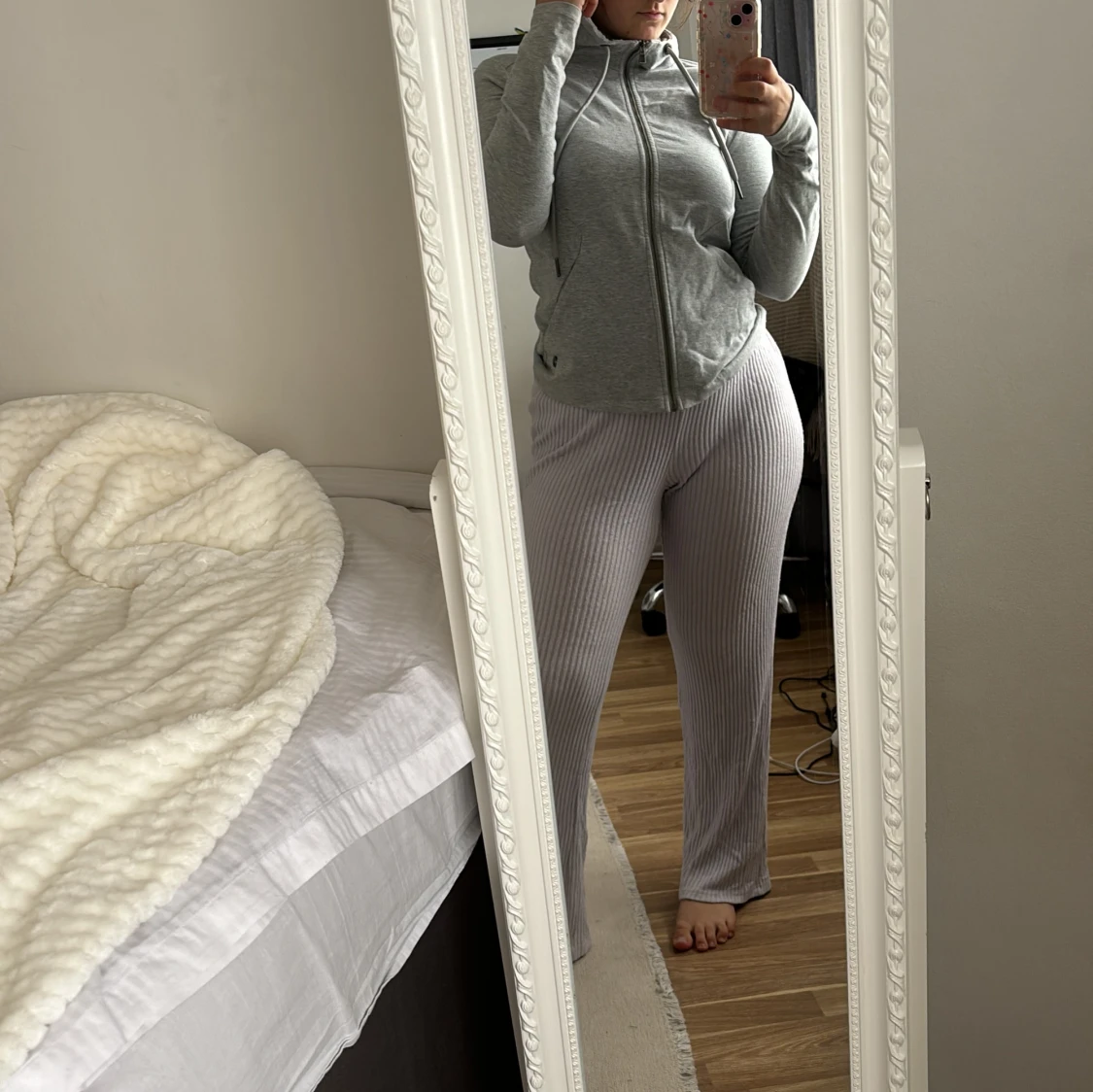 Grå hoodie från Gina Tricot