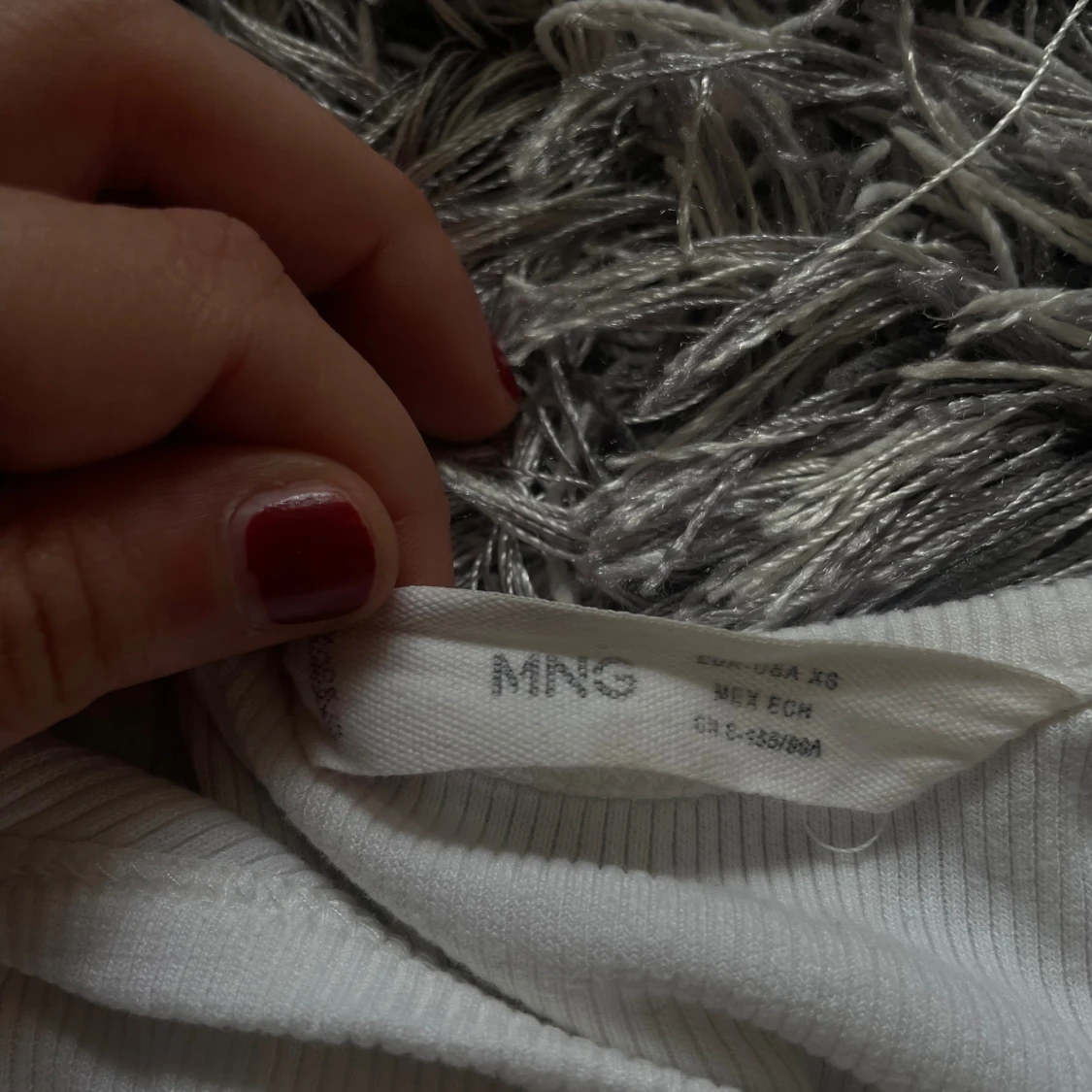 Vit ribbad linnetopp från Mango - 91