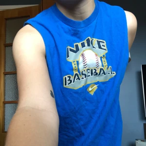 Linne Nike - Snyggt retro linne från Nike med baseballtryck💙🥶 