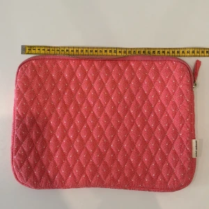 Rosa datorfodral - Rosa/korallfärgat datorfodral med mönster. Det är från systrarna grene i nyskick💗🌺