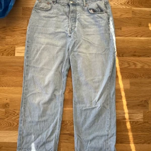 Jeans - GinaTricot  - Säljerett par jeans. Mom jeans passform, storlek 44, använda hyfsat mycket! 