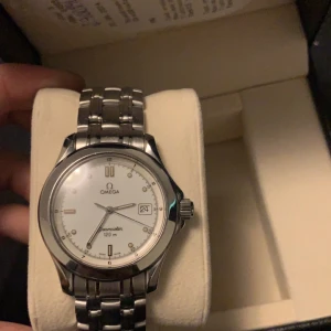 Omega klocka  - Kollar intresset på denna omega klocka  Omega seamaster 120m 36mm Ganska fint skick Trycktestad Kvarts Utan box papper mm.. Kommer i en replacementbox  Tänker mig 11500kr