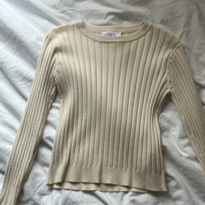 Stickad tröja från zara  - En tajt stickad tröja från zara i storlek 152 men passar mig som är 15 för att den töjs ut jätte snyggt 