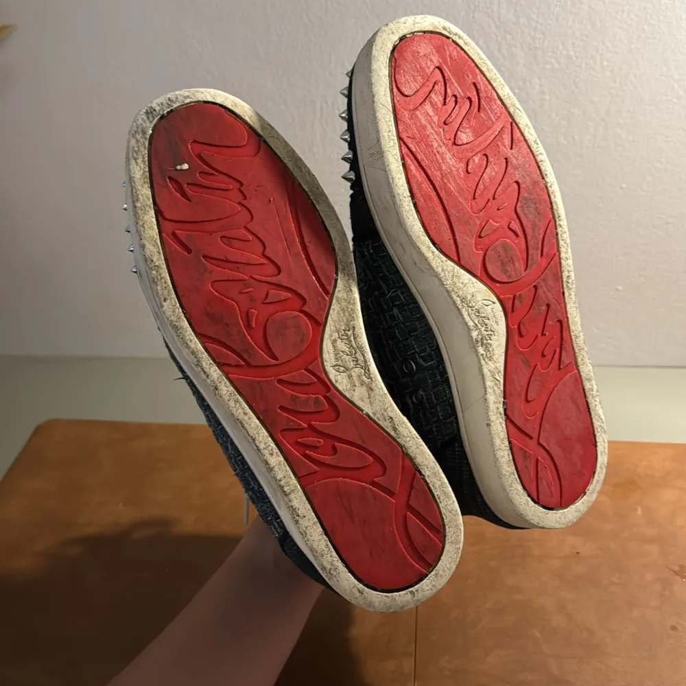 Säljer dessa Christian Louboutin som är otroligt snygga och väldigt unika. Dem är i storlek 42, inget original följer med därmed priset. Skicket är upp till er med enligt mig är dem i  bra skick förutom att dem tappat 2 spikar. Skriv för mer inf. Skor.