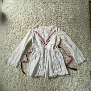 Blus - Band som man kan knyta runt midjan, fina detaljer, fint skick💞