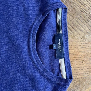Burberry tröja  - Säljer denna feta burberry tröjan som har knappt använt och är 100% äkta✅ 