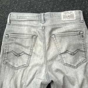 Helt oanvända Replay jeans thad ny pris 800sek  - Storlek 150 cm passar 12-14 åringar helt oanvända bra kvalitet Replay jeans thad