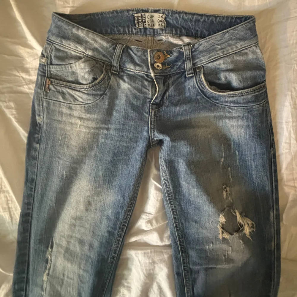 Jätte fina lågmidjade bootcut jeans i strl 36. Säljer på grund av att de har blivit för små för mig, använda ett fåtal gånger men fortfarande i mycket bra skick.  . Jeans & Byxor.