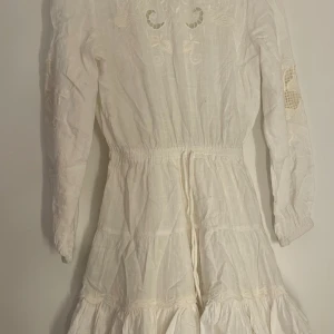 Klänning zara - Jätte fin zara klänning med fina spets detaljer, säljer för den inte kom till användning!🩷