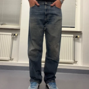 Blåa baggy jeans - Blåa baggy jeans från weekday i storlek 36/36, riktigt bra skick använda 5 gånger