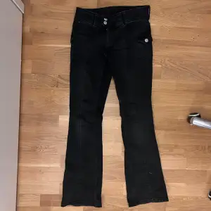 Svarta bootcut jeans med låg midja från H&M! Fickorna sitter på sidan istället för där bak. Använde under praon i 2 veckor men inte sen dess. Väldigt bra skick och som ny, skriv för fler frågor!