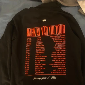 Hov1 Hoodie  - Super fin hov1 Hoodie i bra skick! Kom privat för mer, köpte ca 600-700 ny.