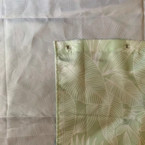 PASTELGRÖN- DUSCH-TRAPPERI - NYTVÄTTAT TRAPPERI I FINT SKICK    Lyser av en pastelgrön färg mellan mönster av blommor i vita konturer 