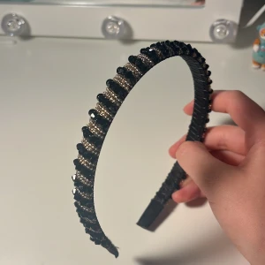 Rhinestone diadem - Säljer detta galet snygga diadem med vackra stenar satta i ett slags randigt mönster, passar perfekt att ha till både utsläppt men även uppsatt hår och är i fantastiskt skick utan några fel eller defekter. Ingår gratis klistermärke och armband💕🫶