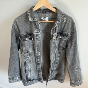 Jeansjacka  - Så snygg jeansjacka från zaras barnavdelning💞🥰Sparsmat använd fint och skick! Går ej att köpa längre🩷Skulle säga att den passar xs!