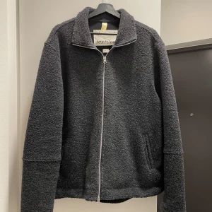 Mörkgrå fleecejacka med dragkedja - Perfekt grå fleece nu till hösten, knappt använd i nyskick. Ordinarie pris 2100 kr går inte att få tag på längre.