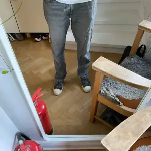 Sjukt snygga jeans från märket Jack and jones. Modellen heter loose/chris. Mindre defekter på höger bakficka.  Hör av dig om fler bilder eller frågor!