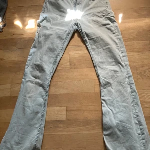 Weekday jeans (flame) - Säljer jeansen då de är lite för små för mig Tygen där bak är lite slitet och det kan gå hål på. 27/34 i weekdays storlekar Pris går att diskuteras