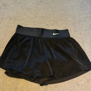 Svarta nikeshorts  - Svarta träningsshorts från Nike, endast använda några gånger och har inga defekter💞