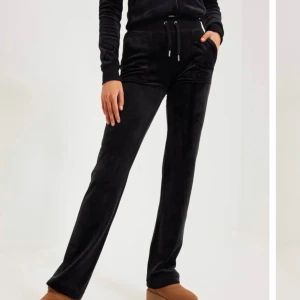 Juciy Couture  - Säljer dessa juciy Couture pågrund av att ja inte använder de längre🎀😊 köpte för 1199