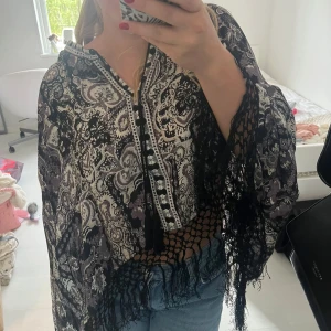 ”Poncho” från Odd Molly  - En poncho/blus från Odd Molly med detaljer i nederkant Finns ingen storlek, men passar mig som är en S