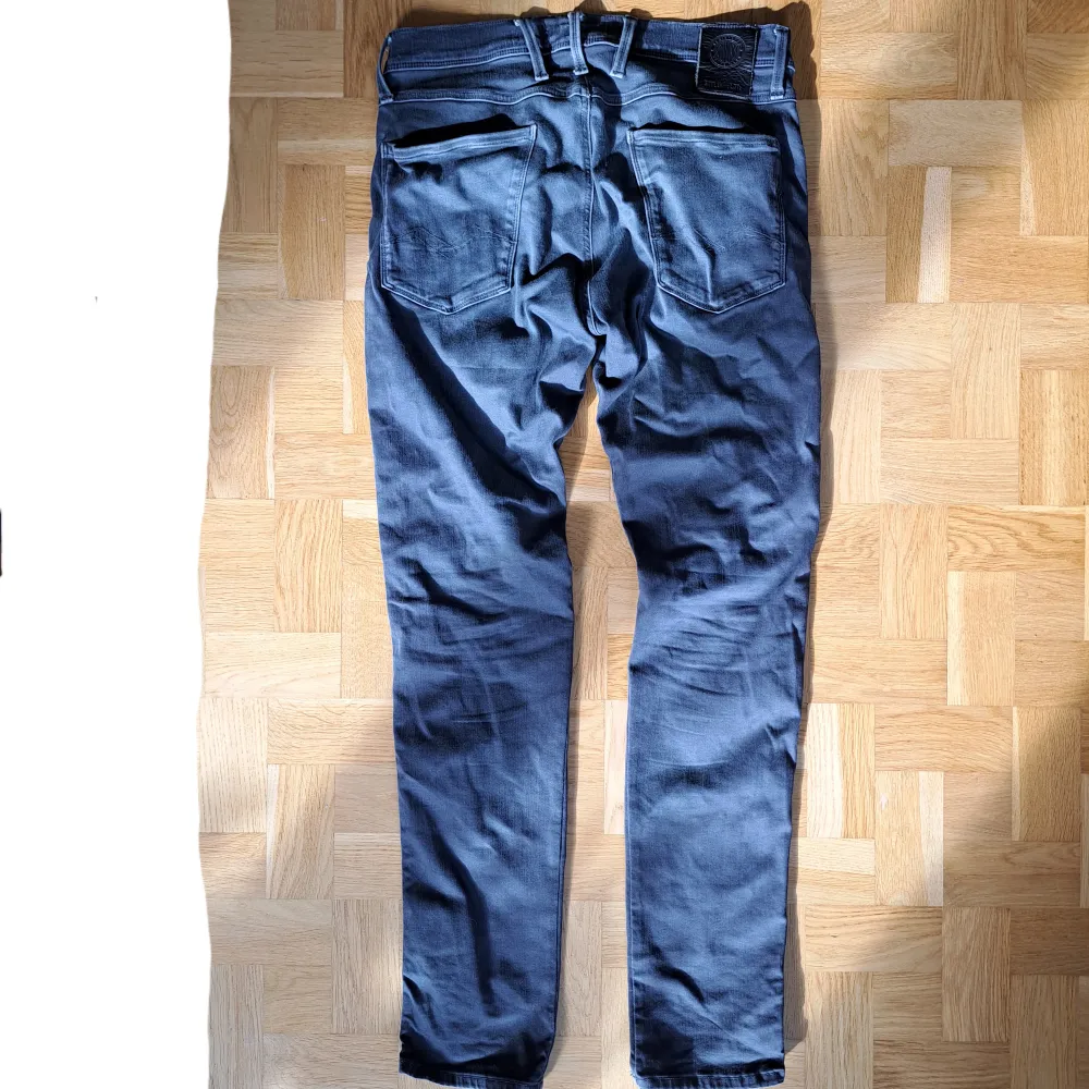 Säljer ett par gråa Replay jeans i modellen Anbass hyperflex. Storlek 31/32. Myckrt fint skick. Skriv vid fler frågor.. Jeans & Byxor.