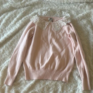 Rosa tröja med vit krage - Fin rosa tröja med vit krage med fina pärldetaljer. Näst in till oanvänd.