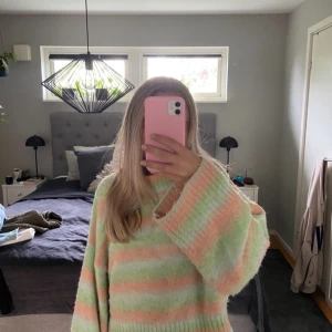 Stickad tröja från Ginatricot  - Färgglad stickad tröja från ginatricot, använd fåtal gånger, inga tecken på användning