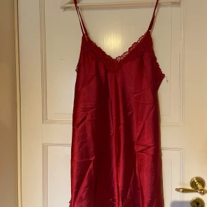 Nattlinne - Dålig bild men väldigt fin och lyxigt nattlinne, skulle endast behövas strykas, aldrig använd