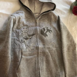 Rhinestone hoodie - Säljer en riktigt snygg hoodie som är i ett väldigt bra skick, nypris 800. Skriv vid funderingar 