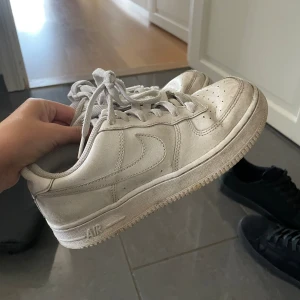 Vita Nike air force 1 - Vit Nike air force 1, väldigt välanvända därav priset, nypris tror jag är runt 1200kr