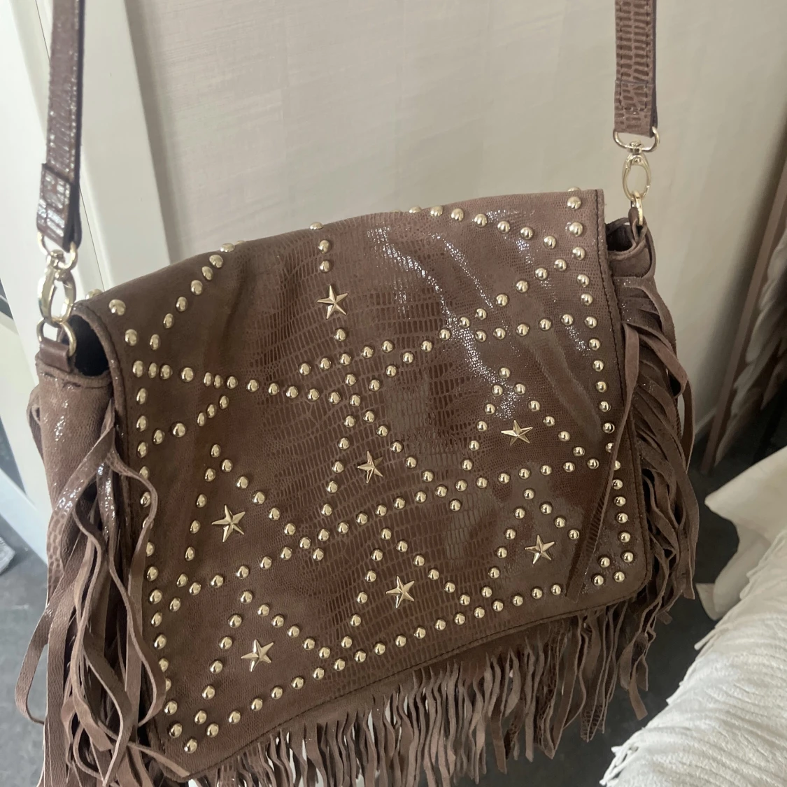 Brun axelväska med fransar och nitar - 91