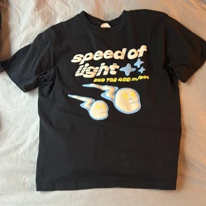 2 Broken planet tshirts - Bra skicka är som ny Storlek L passar M/L