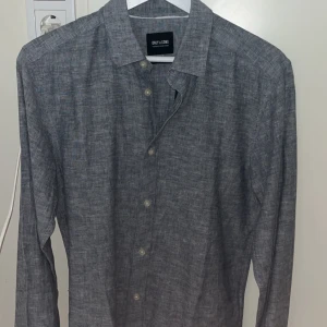 Linneskjorta - Hej, säljer en helt ny grå linne skjorta från only and sons. Lappen och kvitto finns. Nypris 399kr. Storleken är Xs men passar S. Skriv för frågor!😁