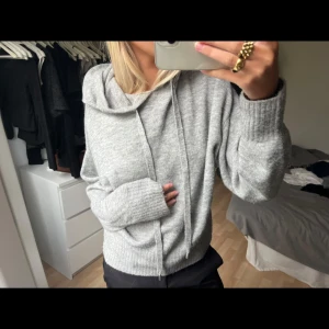 Stickad hoodie - I fint skick, knappt använd 