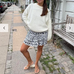 Stickad tröja - Jättesnygg stickad tröja från design by si, den är endast använd 2-3 gånger🥰