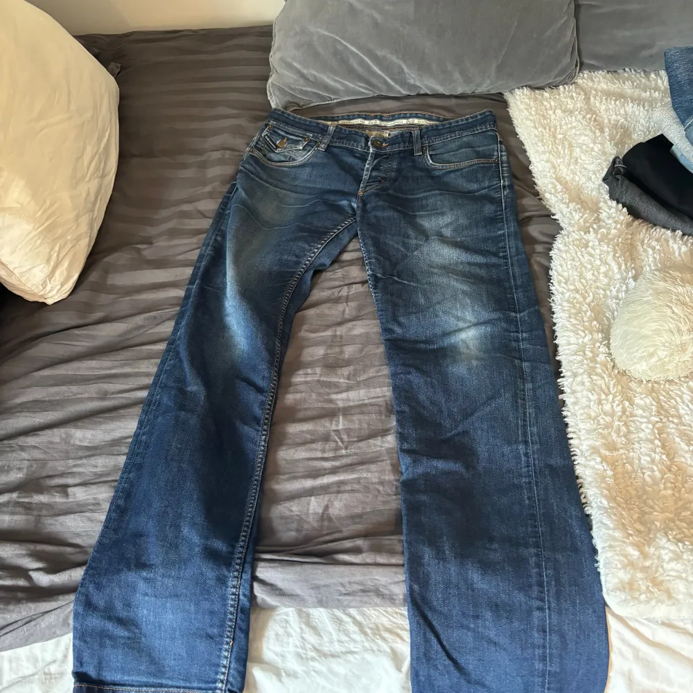 Använda jeans som inte länge passar. Jeans & Byxor.