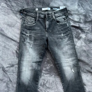 Replay Aged Eco 05 - storlek 29/30 passar även större,De är använda fåtal gånger så fof i bra skick. Tveka inte på att höra av dig vid frågor eller funderingar!