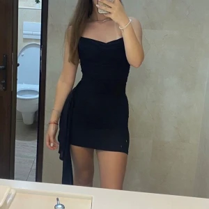 Svart Klänning - En super fin klänning i färgen svart, passar perfekt till Fin Middag, fest eller Bal😍 Aldrig använd och har prislapp kvar, säljer för den var i fel storlek. 