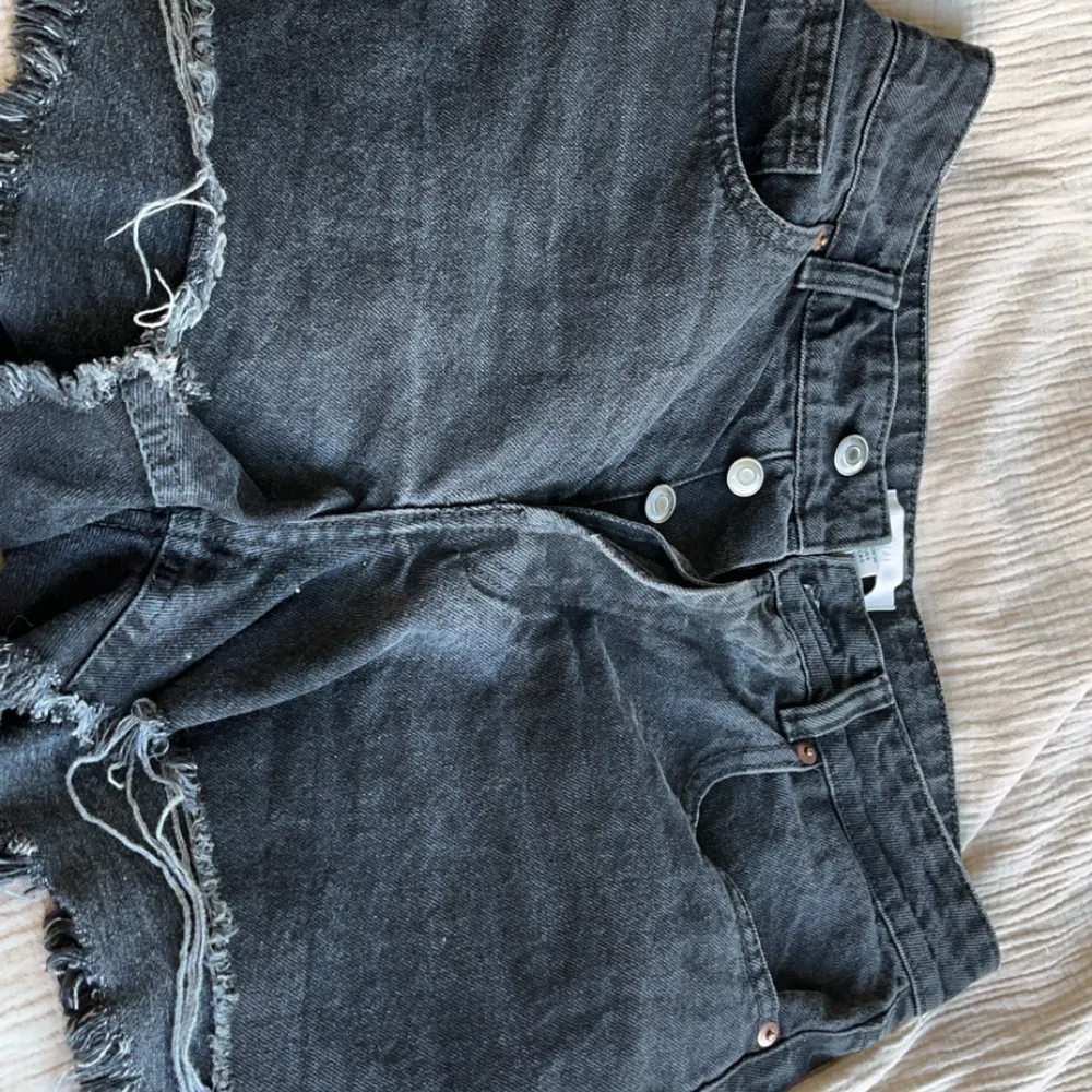 Svarta jeansshorts från hm, dom är i storlek 38 men dom har nog blivit lite mindre i tvätten så kanske sitter typ som en 36, nypris ca 250 men säljer för 80, men pris går att diskutera . Shorts.