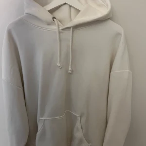 Vit mega hoodie bikbok  - Fin hoodie som är använd fåtal gånger