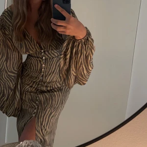 Adooreklänning🦓🤎 - Säljer denna otroligt vackra adoorklänningen då den var lite för liten för mig.🤎 Stl 36, helt ny men alla lappar kvar.🦓